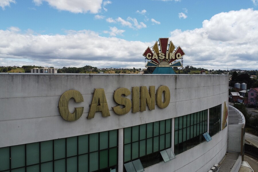Avanza en la Cámara proyecto que prohibiría a "papitos corazón" apostar y entrar a casinos